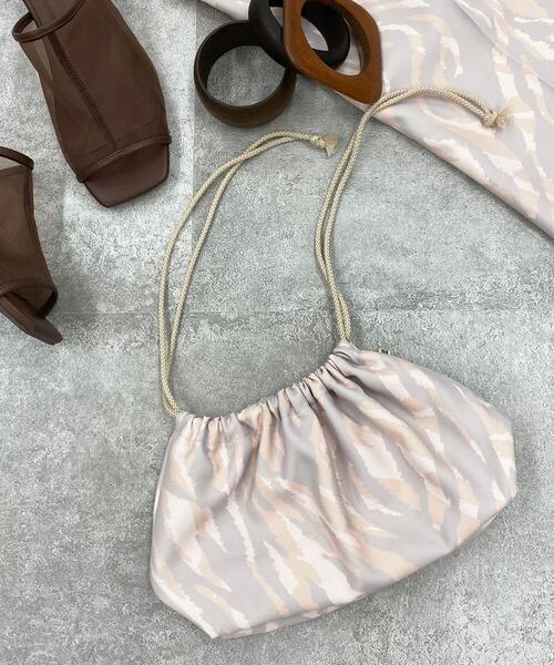 coen by SIZU（コーエンバイシズ）の「coen by SIZU プリント巾着バッグ（ショルダーバッグ・レディース・ベージュ/ピンク・FREE）」の13枚目の写真