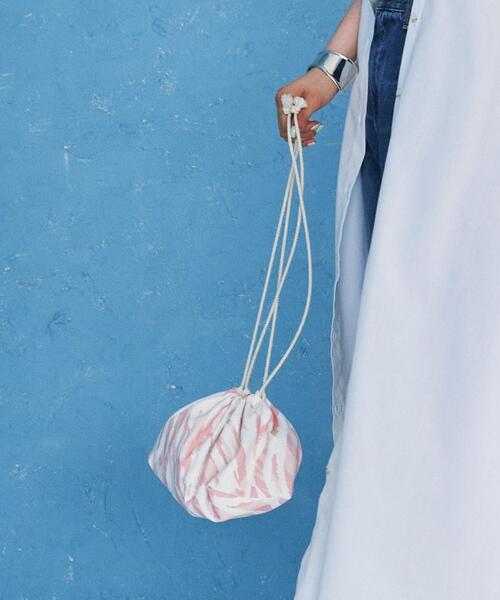 coen by SIZU（コーエンバイシズ）の「coen by SIZU プリント巾着バッグ（ショルダーバッグ・レディース・ベージュ/ピンク・FREE）」の8枚目の写真