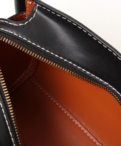 CHARLES & KEITH(チャールズ & キース)の「ノッティドハンドル ボクシーバッグ / Knotted Handle Boxy Bag(ハンドバッグ・レディース・ブラック/ライトブラウン/クリーム・S)」の9枚目の写真