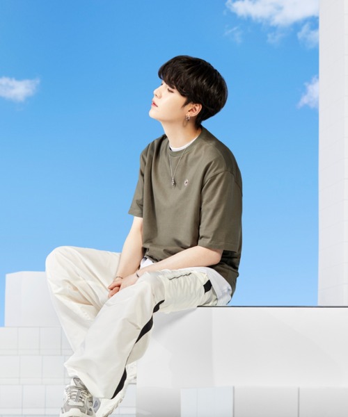 FILA(フィラ)の「Restock【FILA/フィラ】2021SS SUMMER COLLECTION BTS 着用モデルTシャツ ※限定クリアファイル付き(Tシャツ/カットソー・メンズ・カーキ・FREE)」の1枚目の写真