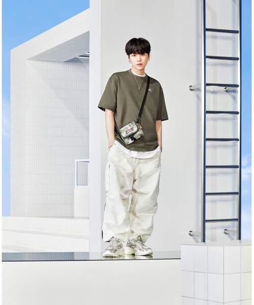 FILA(フィラ)の「Restock【FILA/フィラ】2021SS SUMMER COLLECTION BTS 着用モデルTシャツ ※限定クリアファイル付き(Tシャツ/カットソー・メンズ・カーキ・FREE)」の7枚目の写真