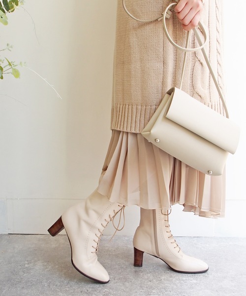 apres（アプレ）の「レ-スアップブーツ　-8650361（ブーツ・レディース・ブラック/グレー/オフホワイト/ライトブラウン・22.5cm/23.5cm/24.5cm/23.0cm/24.0cm）」の2枚目の写真