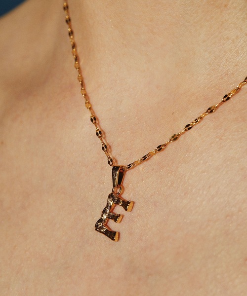 CENE（セネ）の「【CENE】セネ/　[ゴールド]ペタルイニシャルチェーン ネックレス（ネックレス・レディース・K/M/T/S/R/H/E/A/Y・FREE）」の3枚目の写真