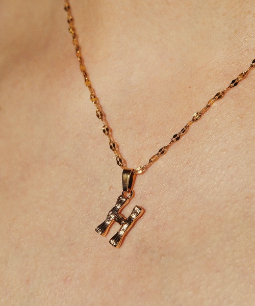 CENE（セネ）の「【CENE】セネ/　[ゴールド]ペタルイニシャルチェーン ネックレス（ネックレス・レディース・K/M/T/S/R/H/E/A/Y・FREE）」の4枚目の写真