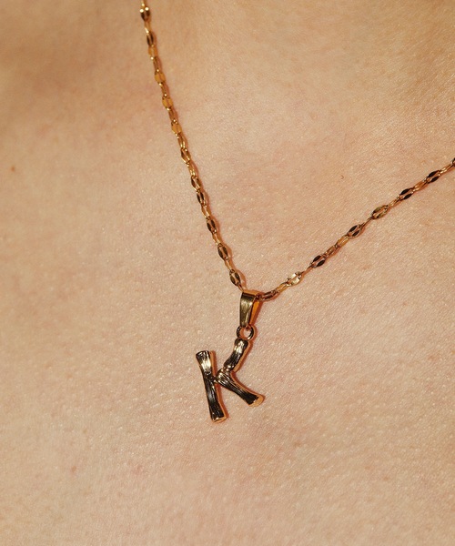 CENE（セネ）の「【CENE】セネ/　[ゴールド]ペタルイニシャルチェーン ネックレス（ネックレス・レディース・K/M/T/S/R/H/E/A/Y・FREE）」の5枚目の写真