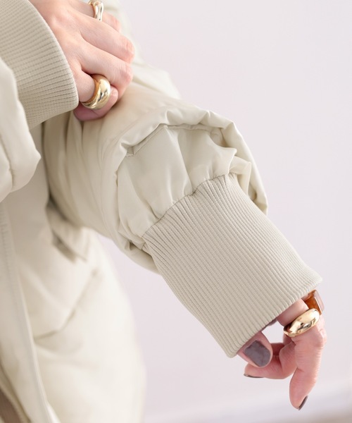 classicalelf(クラシカルエルフ)の「冬の冷え込みに。スタンドネック中綿フェイクダウンジャケット(ダウンジャケット/コート・レディース・ブラック/グレー/アイボリー・MEDIUM/LARGE/X-LARGE)」の5枚目の写真