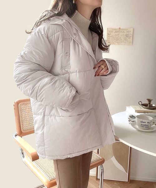 classicalelf(クラシカルエルフ)の「冬の冷え込みに。スタンドネック中綿フェイクダウンジャケット(ダウンジャケット/コート・レディース・ブラック/グレー/アイボリー・MEDIUM/LARGE/X-LARGE)」の7枚目の写真