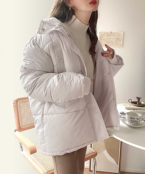 classicalelf(クラシカルエルフ)の「冬の冷え込みに。スタンドネック中綿フェイクダウンジャケット(ダウンジャケット/コート・レディース・ブラック/グレー/アイボリー・MEDIUM/LARGE/X-LARGE)」の8枚目の写真