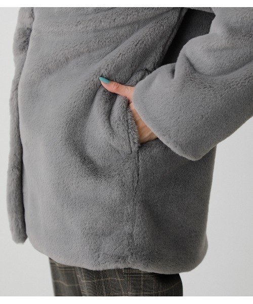 AZUL by moussy（アズールバイマウジー）の「FLUFFY SHAWL COLLAR COAT/フラッフィーショールカラーコート（その他アウター・レディース・ベージュ/グレー・MEDIUM/SMALL）」の17枚目の写真