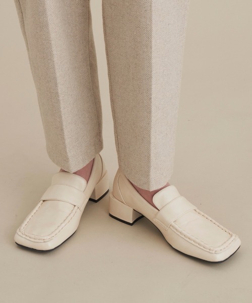 NEUNA（ヌナ）の「ヴィーガンレザースクエアステッチローファー（ローファー・レディース・ホワイト/ブラック・SMALL/MEDIUM/LARGE）」の2枚目の写真