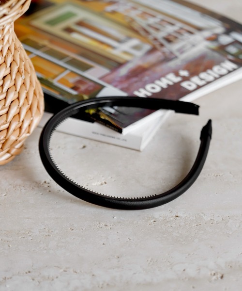 ANEMONE（アネモネ）の「レザー調スリムカチューシャ（カチューシャ・レディース・ブラック/ブラウン/アイボリー・FREE）」の2枚目の写真