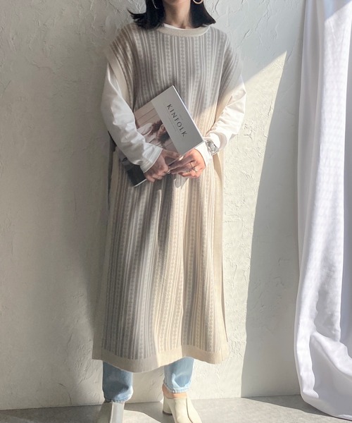 She's Closet（シーズクローゼット）の「サイドオープンクルーネックオーバーサイズ配色ジャガード柄ロングニットベスト（ベスト・レディース・ブラック/グリーン/アイボリー・FREE）」の2枚目の写真