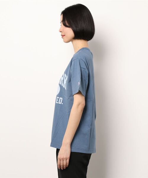 Champion（チャンピオン）の「【Champion】カレッジロゴＴシャツ（Tシャツ/カットソー・レディース・ブルー/ダークグレー/キャメル/キナリ・M/L）」の6枚目の写真