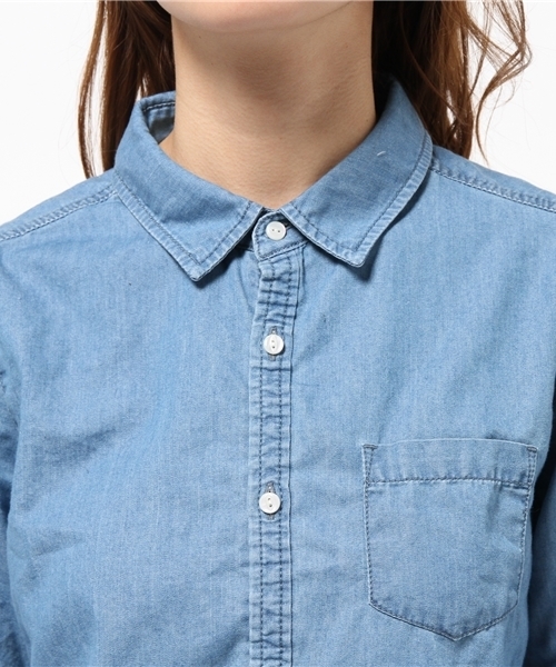 earth music&ecology（アースミュージックアンドエコロジー）の「デニムシャツ（シャツ/ブラウス・レディース・インディゴブルー/ライトインディゴブルー・SMALL/MEDIUM）」の6枚目の写真