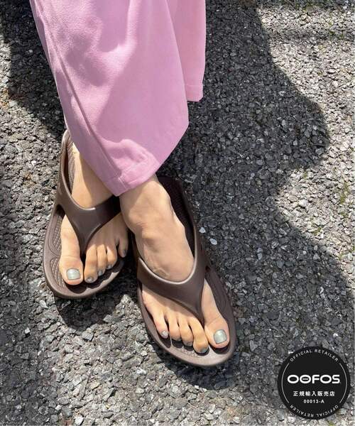 OOFOS（ウーフォス）の「《追加3》【OOFOS/ウーフォス】ORIGINAL：サンダル（サンダル・レディース・ブラック/アイボリー/ダークパープル/ブラウン/ベージュ・23cm/25cm/24cm/22cm）」の4枚目の写真