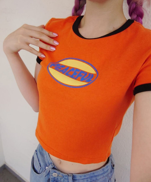 SPINNS(スピンズ)の「PEACEFULロゴ ショート丈リンガーTシャツ(Tシャツ/カットソー・レディース・オレンジ/ブルー/ブラック/オフホワイト・ONESIZE)」の4枚目の写真