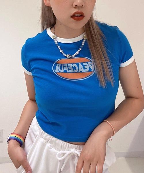SPINNS(スピンズ)の「PEACEFULロゴ ショート丈リンガーTシャツ(Tシャツ/カットソー・レディース・オレンジ/ブルー/ブラック/オフホワイト・ONESIZE)」の3枚目の写真