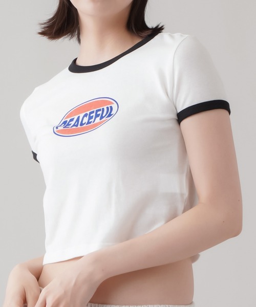SPINNS(スピンズ)の「PEACEFULロゴ ショート丈リンガーTシャツ(Tシャツ/カットソー・レディース・オレンジ/ブルー/ブラック/オフホワイト・ONESIZE)」の5枚目の写真