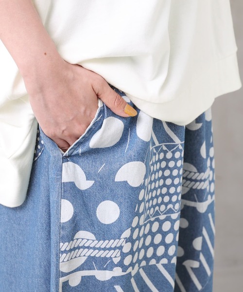 osharewalker（オシャレウォーカー）の「【廃盤】『抜染プリントデニムコクーンスカート』（デニムスカート・レディース・ブラック/ブルー・FREE）」の4枚目の写真