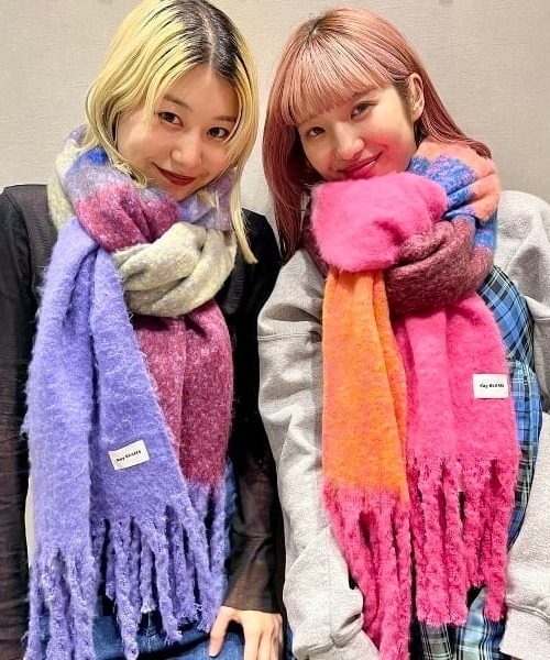 Ray BEAMS(レイビームス)の「Ray BEAMS / マルチ ボーダー ブークレ マフラー(マフラー・レディース・ピンク/パープル・ONE SIZE)」の5枚目の写真