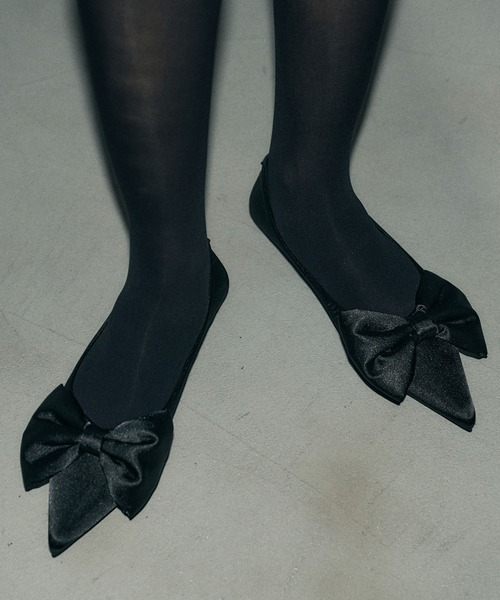 FEKETE（フェケテ）の「BIG RIBBON POINTED TOE PUMPS / サテン