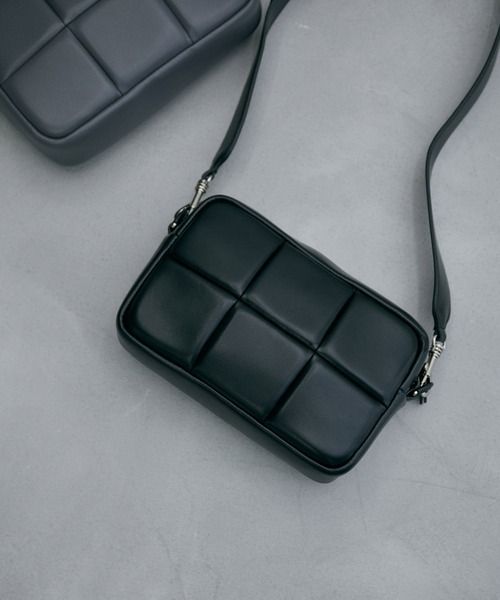 ADD CULUMN（アドカラム）の「【WEB限定】【ADD CULUMN】PUFF - CROSS BODY（ショルダーバッグ・レディース・ブラック/グレー・FREE）」の2枚目の写真