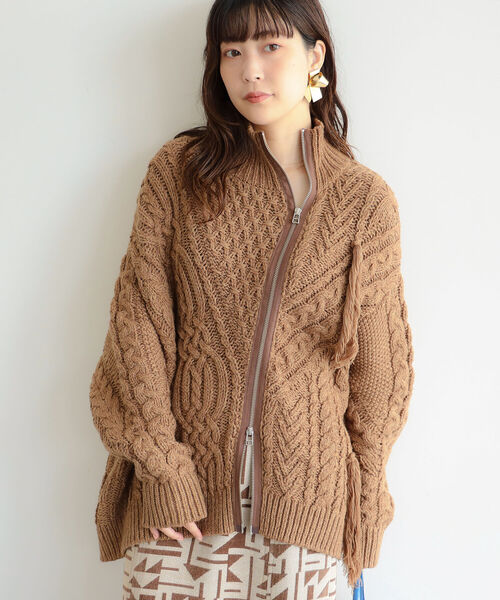 Ray BEAMS(レイビームス)の「RBS / ケーブル アシンメトリー ジップ カーディガン(カーディガン/ボレロ・レディース・オフホワイト/ダークブラウン・ONE SIZE)」の1枚目の写真
