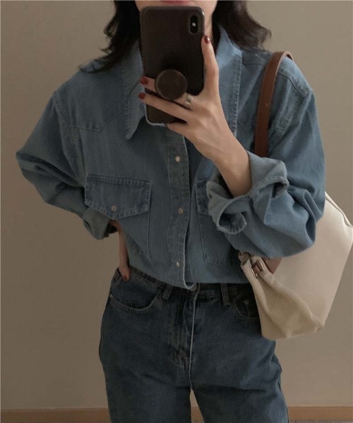 HARLEM ROUNGE(ハーレムラウンジ)の「USED加工デニムシャツ(シャツ/ブラウス・レディース・ライトインディゴブルー・FREE)」の12枚目の写真
