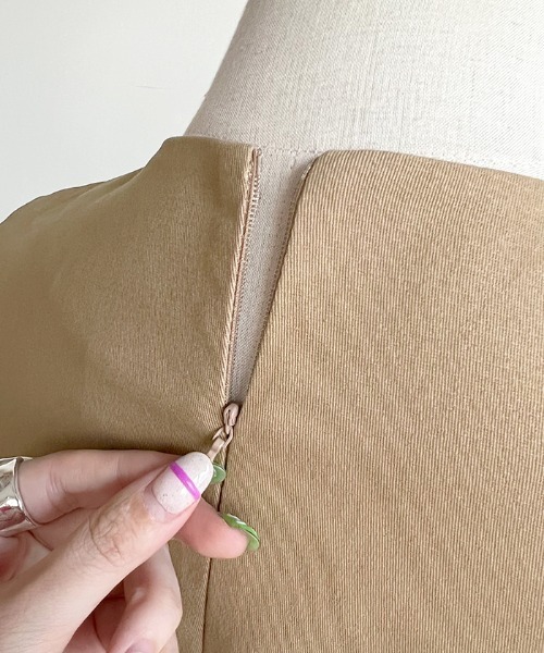 Futier land(フューティアランド)の「Vネックフレアツイルワンピース(ワンピース・レディース・ブラック/ベージュ/ネイビー/グレイッシュベージュ/チャコールグレー・FREE/X-LARGE)」の7枚目の写真