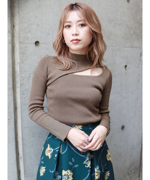 MURUA（ムルーア）の「変形ネックニット（ニット/セーター・レディース・ブラック/アイボリー/モカ・FREE）」の5枚目の写真