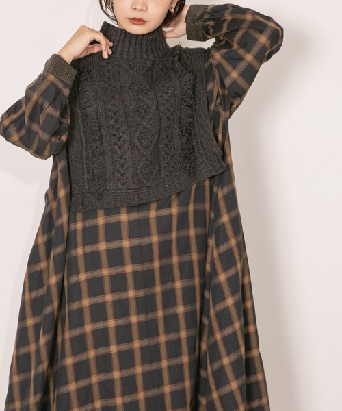 KBF（ケイビーエフ）の「ケーブルパッチワークハイネックベスト（ニット/セーター・レディース・ホワイト/グレー系その他/チャコールグレー・ONE SIZE）」の6枚目の写真