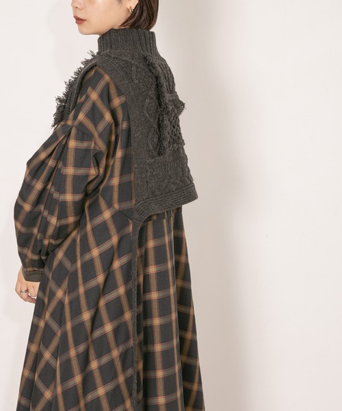 KBF（ケイビーエフ）の「ケーブルパッチワークハイネックベスト（ニット/セーター・レディース・ホワイト/グレー系その他/チャコールグレー・ONE SIZE）」の9枚目の写真