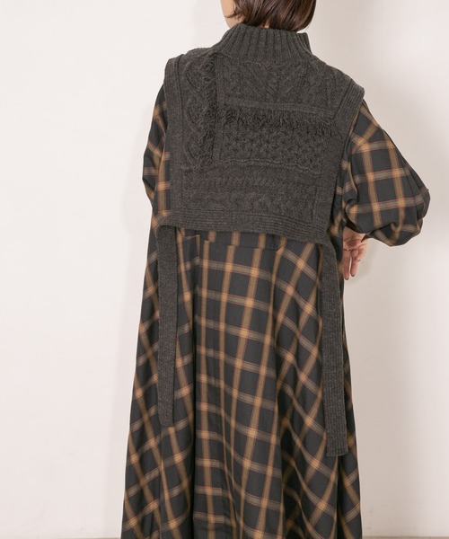 KBF（ケイビーエフ）の「ケーブルパッチワークハイネックベスト（ニット/セーター・レディース・ホワイト/グレー系その他/チャコールグレー・ONE SIZE）」の10枚目の写真