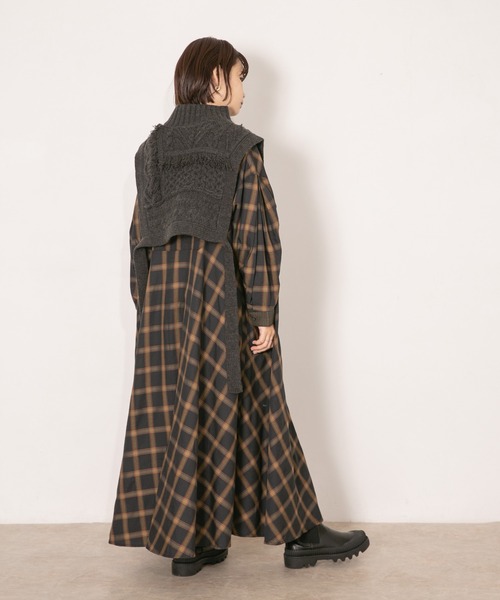 KBF（ケイビーエフ）の「ケーブルパッチワークハイネックベスト（ニット/セーター・レディース・ホワイト/グレー系その他/チャコールグレー・ONE SIZE）」の12枚目の写真