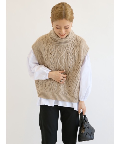 Samansa Mos2 blue（サマンサモスモスブルー）の「ケーブルニットベスト（ベスト・レディース・ベージュ/グレー/オフホワイト・ﾌﾘ-）」の3枚目の写真