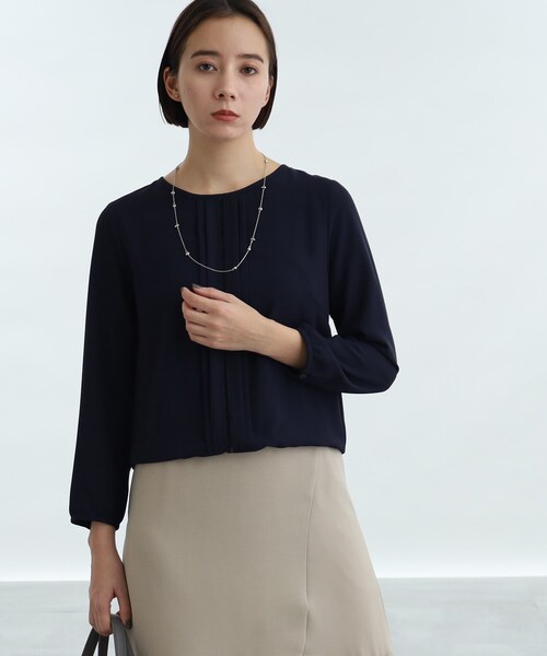 INDIVI（インディヴィ）の「◆【学校行事／セレモニー】レース使いタックブラウス（シャツ/ブラウス・レディース・ホワイト/ネイビー/サックスブルー/ライトベージュ・40/38/36/03/05/12/15 /13/19）」の4枚目の写真