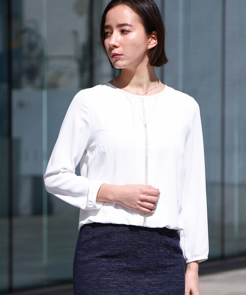 INDIVI（インディヴィ）の「◆【学校行事／セレモニー】レース使いタックブラウス（シャツ/ブラウス・レディース・ホワイト/ネイビー/サックスブルー/ライトベージュ・40/38/36/03/05/12/15 /13/19）」の2枚目の写真