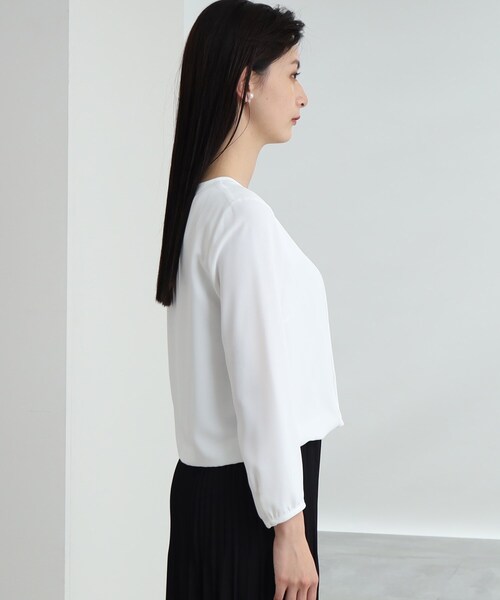 INDIVI（インディヴィ）の「◆【学校行事／セレモニー】レース使いタックブラウス（シャツ/ブラウス・レディース・ホワイト/ネイビー/サックスブルー/ライトベージュ・40/38/36/03/05/12/15 /13/19）」の6枚目の写真