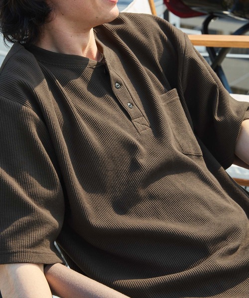 BARK MANHATTAN（バークマンハッタン）の「ビッグシルエット ワッフル ヘンリーネックポケット半袖Tシャツ（Tシャツ/カットソー・メンズ・ブラック/グレー/ブラウン/グリーン/オフホワイト/ネイビー/チャコール/パープル/グレイッシュベージュ・L/M）」の5枚目の写真
