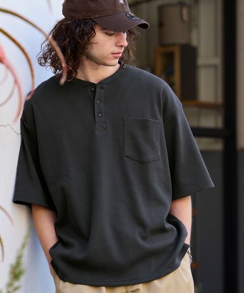 BARK MANHATTAN（バークマンハッタン）の「ビッグシルエット ワッフル ヘンリーネックポケット半袖Tシャツ（Tシャツ/カットソー・メンズ・ブラック/グレー/ブラウン/グリーン/オフホワイト/ネイビー/チャコール/パープル/グレイッシュベージュ・L/M）」の4枚目の写真