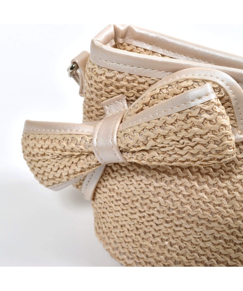 BeBe（ベベ）の「BeBe/雑材風リボン付きショルダーバッグ（ショルダーバッグ・キッズ・ベージュ・ONESIZE）」の5枚目の写真