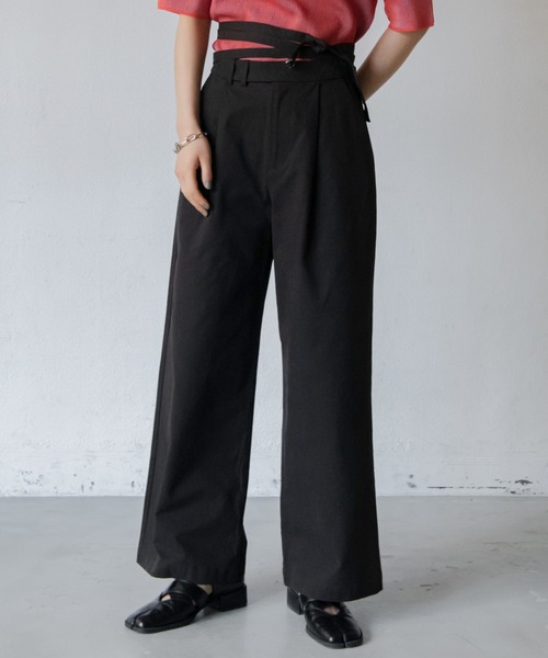VACANCY(ヴァカンシー)の「ストラップワイドストレートスラックスパンツ(スラックス・レディース・ブラック/アイボリー/ベージュ・SMALL/MEDIUM/LARGE)」の2枚目の写真