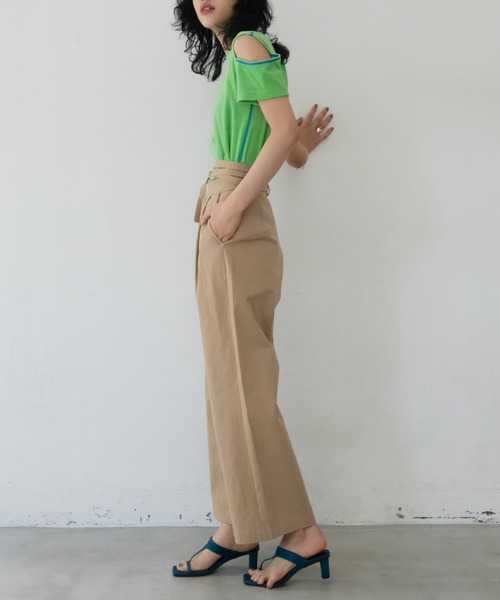 VACANCY(ヴァカンシー)の「ストラップワイドストレートスラックスパンツ(スラックス・レディース・ブラック/アイボリー/ベージュ・SMALL/MEDIUM/LARGE)」の8枚目の写真