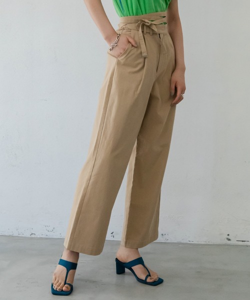VACANCY(ヴァカンシー)の「ストラップワイドストレートスラックスパンツ(スラックス・レディース・ブラック/アイボリー/ベージュ・SMALL/MEDIUM/LARGE)」の4枚目の写真
