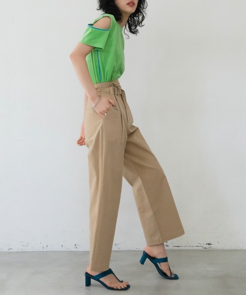 VACANCY(ヴァカンシー)の「ストラップワイドストレートスラックスパンツ(スラックス・レディース・ブラック/アイボリー/ベージュ・SMALL/MEDIUM/LARGE)」の9枚目の写真