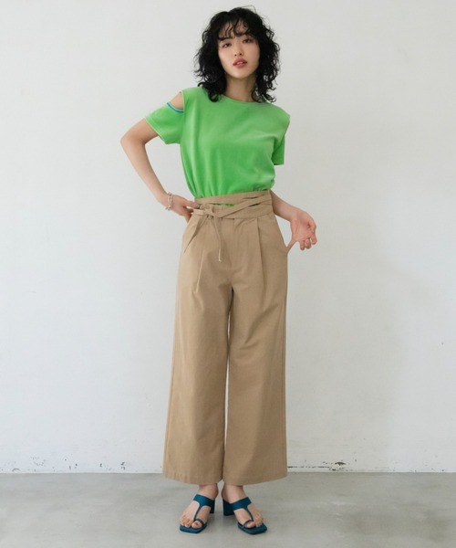 VACANCY(ヴァカンシー)の「ストラップワイドストレートスラックスパンツ(スラックス・レディース・ブラック/アイボリー/ベージュ・SMALL/MEDIUM/LARGE)」の6枚目の写真