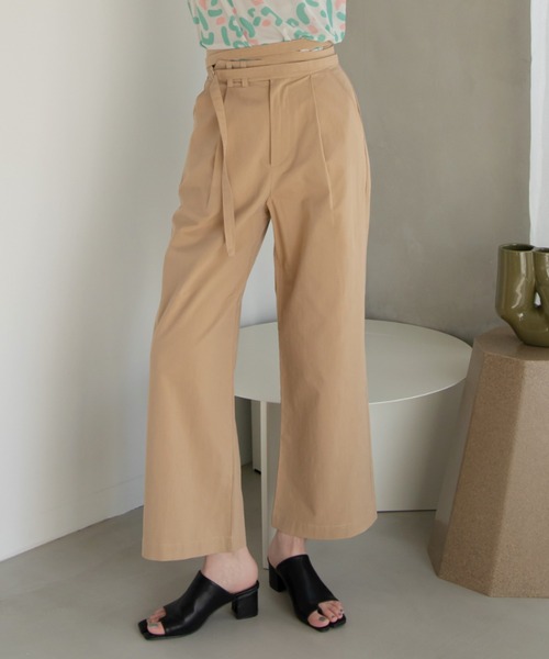 VACANCY(ヴァカンシー)の「ストラップワイドストレートスラックスパンツ(スラックス・レディース・ブラック/アイボリー/ベージュ・SMALL/MEDIUM/LARGE)」の11枚目の写真