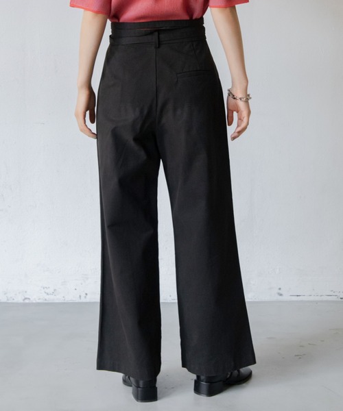 VACANCY(ヴァカンシー)の「ストラップワイドストレートスラックスパンツ(スラックス・レディース・ブラック/アイボリー/ベージュ・SMALL/MEDIUM/LARGE)」の16枚目の写真