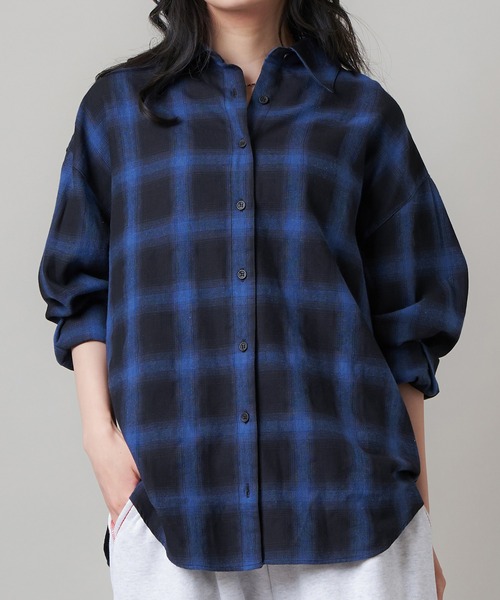 SPINNS（スピンズ）の「【ゆったりシルエット】オンブレチェックロングスリーブシャツ（シャツ/ブラウス・レディース・グレー/ブラック/ブルー/ブラウン・ONESIZE）」の4枚目の写真