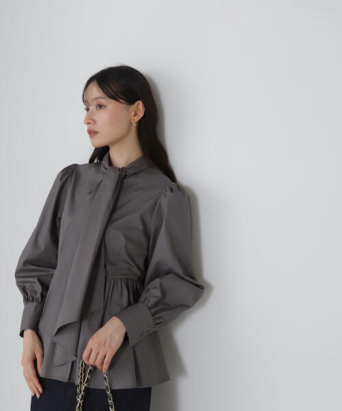 NATURAL BEAUTY BASIC（ナチュラルビューティーベーシック）の「◇【sweet11月号掲載】ボウタイペプラムブラウス（シャツ/ブラウス・レディース・ホワイト/グレー系その他/チャコールグレー・MEDIUM/SMALL）」の6枚目の写真